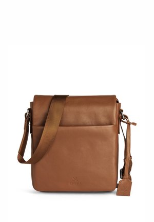 Braune Leder-Umhängetasche mit verstellbarem Riemen und kleinem angebrachtem Anhänger, mit einem dezenten, eingeprägten Markenlogo auf der Vorderseite.