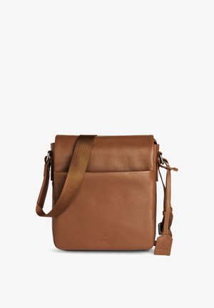 Braune Leder-Umhängetasche mit verstellbarem Riemen und kleinem angebrachtem Anhänger, mit einem dezenten, eingeprägten Markenlogo auf der Vorderseite.