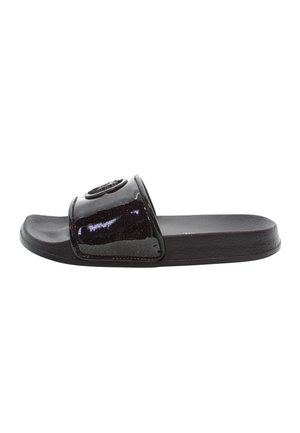 Sort slippersandal med en blank rem og struktureret fodsål, vist fra siden på en hvid baggrund.