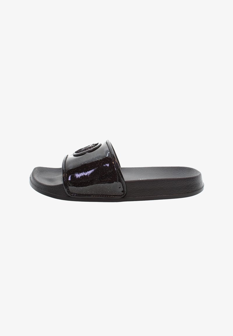 Sort slippersandal med en blank rem og struktureret fodsål, vist fra siden på en hvid baggrund.