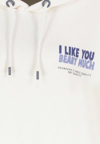 Weißer Hoodie mit Kordelzug; zeigt blauen Text: "I LIKE YOU BEARY MUCH" und "FREUNDSCHAFT GEHT UM QUALITÄT, NICHT UM QUANTITÄT." Weiche Stofftextur.