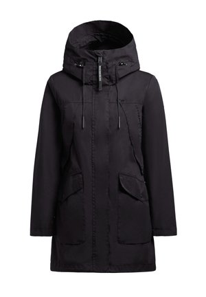 Chaqueta negra impermeable con capucha, que presenta un cierre de cremallera en la parte delantera, cordón, dos bolsillos frontales y un diseño de corte recto.