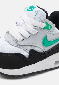Nike Sportswear AIR MAX 1 EASYON - Sneakers - white/stadium green/pure platinum/black