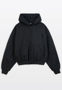 Czarna krótka bluza na zamek wykonana z bawełnianej mieszanki tkanin, z dużym kapturem, przednimi kieszeniami oraz haftowaną gwiazdą na piersi.