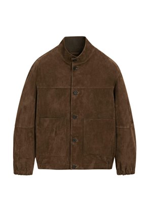 Veste en daim marron avec col montant, fermeture boutonnée sur le devant, deux grandes poches et poignets élastiques aux manches longues.