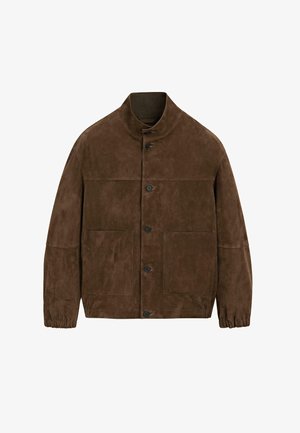 Bruine suède jas met hoge kraag, knoopsluiting aan de voorkant, twee grote zakken en elastische boorden aan de lange mouwen.