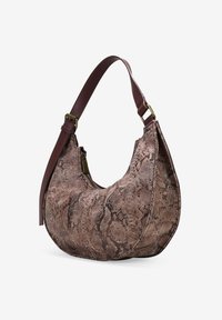 Bolso de mano con estampado de serpiente marrón, de forma curvada, textura suave y una correa de hombro marrón con detalles de hardware dorado.