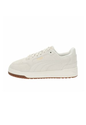 Sneakers in suede bianco con punta arrotondata, suola in gomma piatta e fodera in tessuto liscio. Presentano un logo dorato sul lato e dettagli di cucitura minimi.