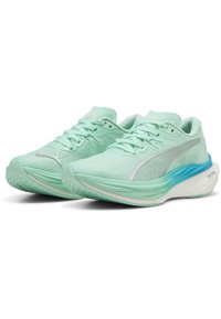 Zapatillas de running verde claro con parte superior de malla, detalles plateados y una suela acolchada que presenta un degradado de menta a azul claro.
