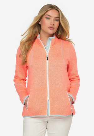 Koraal kleurige fleece jasje met rits, van gestructureerde stof, lichte blauwe accenten, capuchon en zakken aan de voorkant. Volledige rits en geribde manchetten.