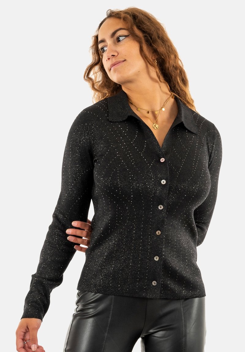 Cardigan nero a maglia con colletto, caratterizzato da accenti di filo metallico e chiusura con bottoni sul davanti.