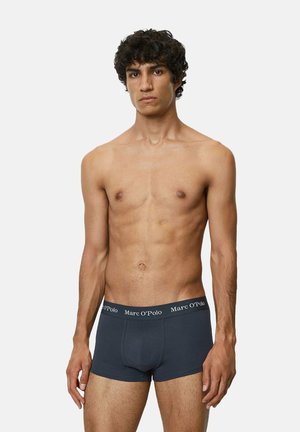 Boxer briefs blu navy realizzati in morbido cotone elastico, con una cintura elastica nera e un marchio bianco. Texture liscia e design aderente.