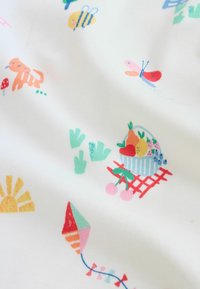 Ilustracje kreskówkowe przedstawiające psa, pszczołę, motyla, kosz owoców, latawiec, słońce i grzyby na białej tkaninie.