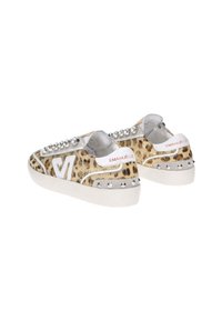 Sneaker con stampa leopardata, con borchie, dettagli grigi e lacci bianchi. Tessuto strutturato e suola in gomma. Marchio sui talloni.