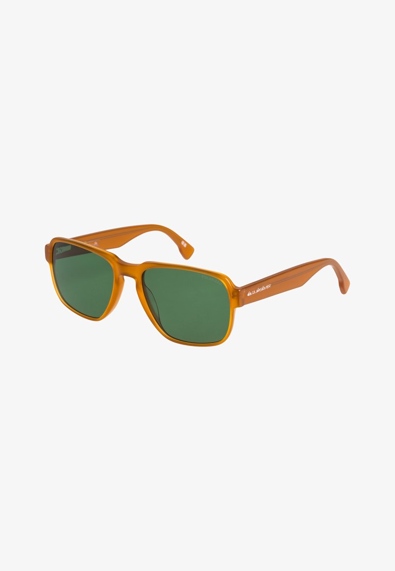 Orangen gerahmte Sonnenbrille mit grünen polarisierten Gläsern. Rechteckige Form mit glatter Textur und minimalistischer Gestaltung. Markenlogo am Bügel.