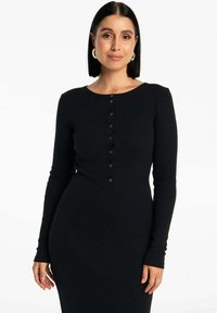 Czarna, długozasłonięta sukienka z prążkowanego materiału, z okrągłym dekoltem, zdobiona rzędem złotych guzików na przodzie. Dopasowany krój i gładka tekstura.