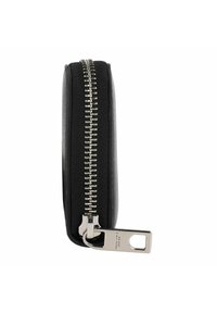 Portafoglio in pelle nera con una cerniera argentata visibile e un tirante. Design compatto con una superficie liscia e linee pulite.