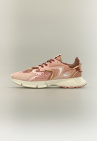 Sneakers Lacoste z różową siateczką na górze, ze zamszowymi akcentami, teksturowanymi detalami i białą podeszwą środkową. Wyrazista marka w kolorze czerwonym.