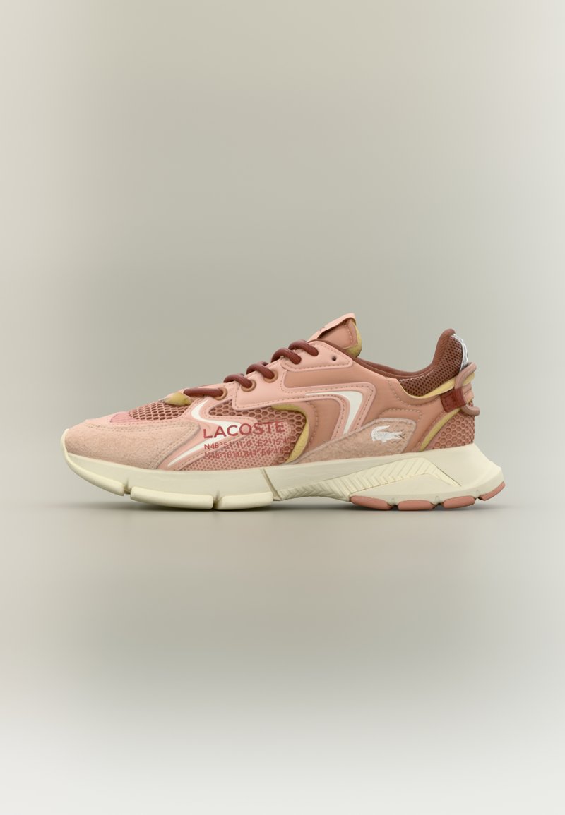 Sneakers Lacoste z różową siateczką na górze, ze zamszowymi akcentami, teksturowanymi detalami i białą podeszwą środkową. Wyrazista marka w kolorze czerwonym.