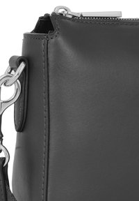 Borsa in pelle grigia con una texture liscia, dotata di accessori in argento e chiusura a zip. Include una tracolla removibile per maggiore versatilità.