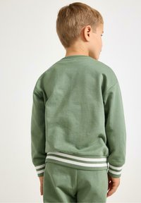 Grøn sweatshirt med en afslappet pasform, der har en ribbet rund hals og stribede detaljer på ærmerne, lavet af blødt bomuldsstof.
