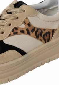Baskets en cuir et daim beige et noir avec un accent en imprimé léopard. Semelle épaisse avec un motif texturé. Design à lacets avec un bout arrondi.