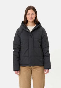 Veste matelassée noire avec capuche, dotée d'une fermeture éclair frontale, de boutons-pression et d'un design cousu. Texture lisse et coupe décontractée.