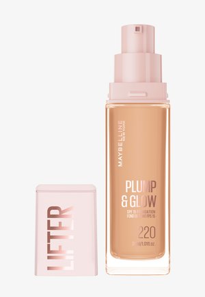 Maybelline Plump & Glow foundation in een doorzichtige fles met een roze pomp, vergezeld van een roze rechthoekige dop, gelabeld "LIFTER."