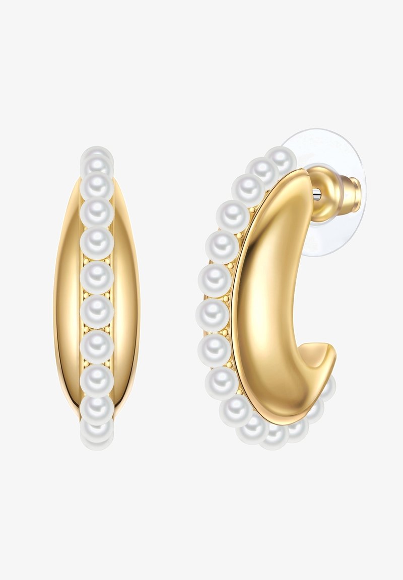 Orecchini a cerchio dorati decorati con perle finte bianche lungo il bordo e una finitura lucida, dotati di un pratico chiusura a perno per un comfort durante l'indossamento.