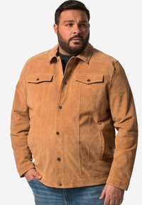 Tansuède jacket met een klassieke kraag, twee borstzakken en zijzakken. Voorzien van drukknoopsluitingen en een ontspannen pasvorm.