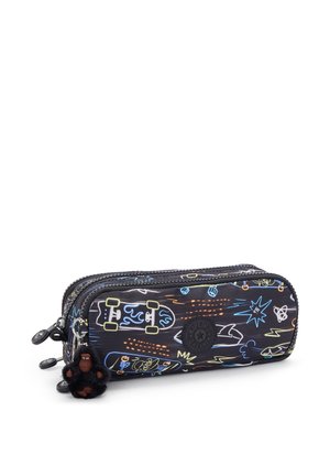 Estuche de lápices negro con diseños de monopatín y abstractos en azul, verde y naranja. Cuenta con doble cremallera y un llavero de mono.