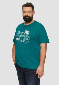 s.Oliver MIT FRONT - Print T-shirt - petrol