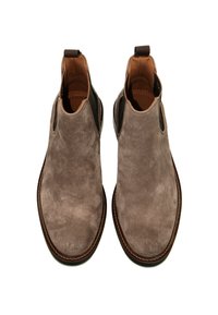 Braune Wildleder-Ankelstiefel mit elastischen Seiteneinsätzen, runder Zehenpartie und einem gestuften Absatz, mit kontrastierenden Nähten und einem glatten Innenfutter.