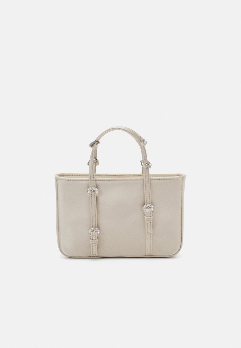 Μπεζ τσάντα χεριού με δομικό σχέδιο, δύο κοντές λαβές και διακοσμητικές μεταλλικές λεπτομέρειες στις ζώνες. Λεπτή υφή και ορθογώνιο σχήμα.
