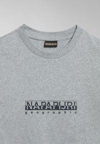 Harmaa puuvillainen crewneck-paita, jossa on musta painettu logo "NAPAPIJRI geographic" keskellä rintaa. Pehmeä kangas ja tavanomainen istuvuus.