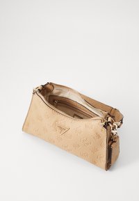 Borsa a mano in pelle beige con texture e chiusura a zip, caratterizzata da motivi a logo impressi e hardware in tonalità oro. Gli interni contengono scomparti.