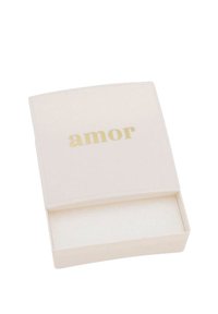 Caja color crema con tapa curvada, que presenta la palabra "amor" en letras doradas en la parte frontal. El interior está vacío y revestido con un material suave.