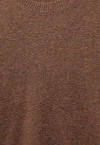 Pulover tricotat maro cu guler rotund ribat. Textura este moale și ușor pufoasă, având un model uniform pe întreaga suprafață.