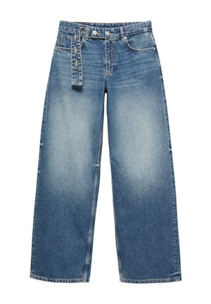 Blå viddebenede jeans med falmet front, bæltestropper og tilknyttet stofbælte på hvid baggrund.