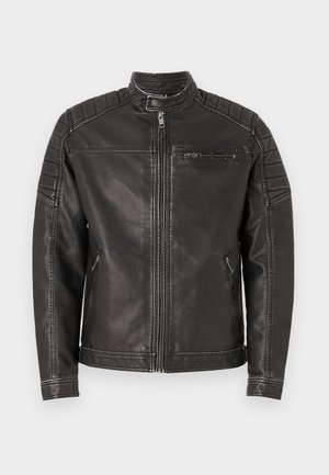 Mustat nahkatakki, jossa on korkea kaulus, vetoketjukiinnitys, sivutaskut ja tikkauksella koristellut hartiat lisäämään tekstuuria ja yksityiskohtia.