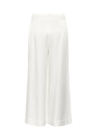 Weiße Leinen-Culottes mit hoher Taille, weitem Bein und glatter Textur. Das Design umfasst dezente Falten und einen sauberen Abschluss.