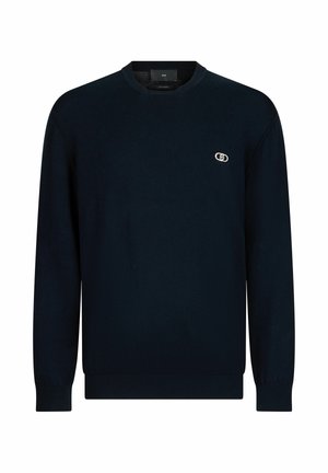 Schwarzer Pullover mit langen Ärmeln, Rundhalsausschnitt, kleinem weißen Logo-Patch auf der linken Brust, Bündchen und Saum mit Rippstrick.