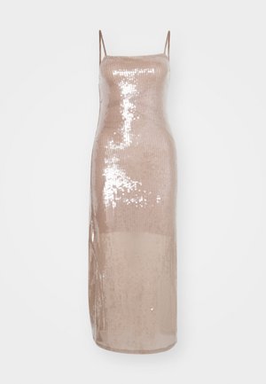 Lang, tætsiddende kjole i et glitrende nude stof med pailletter, spaghettistropper og en høj sideslids for ekstra detalje og tekstur.