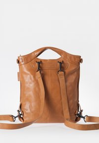 Tansfarbener Leder-Rucksack mit glatter Oberfläche, doppelten Schulterriemen, Tragegriff und schwarzen Hardware-Details. Verfügt über ein minimalistisches Design.