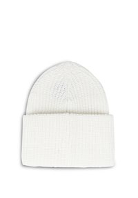 Bonnet en tricot blanc avec un large revers, présentant un motif texturé sur toute sa surface et un haut arrondi.