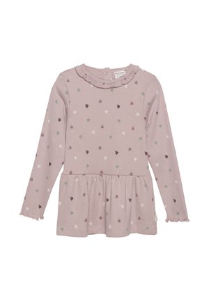 Jurk met lange mouwen van zacht roze katoen met een gerimpelde halslijn, bedrukt met verspreide hartpatronen in groen, donkerrood en wit.