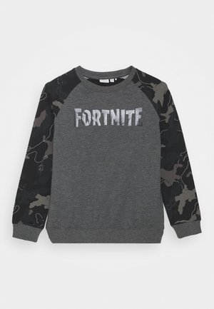 Mørkegrå sweatshirt med teksten "FORTNITE" på forsiden og ærmer i sort og gråt camouflagemønster.