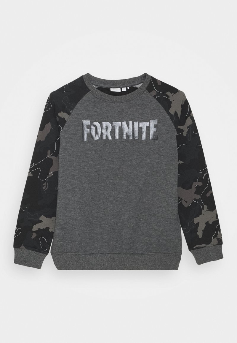 Dunkelgrauer Pullover mit dem Schriftzug "FORTNITE" auf der Vorderseite und langen Ärmeln im schwarz-grauen Camouflage-Muster.