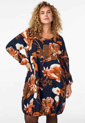 Marineblauw bloemenjurkje met grote bloemenpatronen in oranje en crème, lange mouwen, een ronde halslijn en een geplooide zoom.
