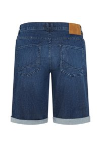 Mørkeblå denimshorts med optrukne kanter, to baglommer med syninger, bæltestropper og et lyst lædermærke med logo på linningen.